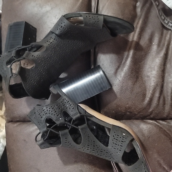 VINCE CAMUTO corbina black block heel sandals cutout open  toe sz 8 - Picture 3 of 6